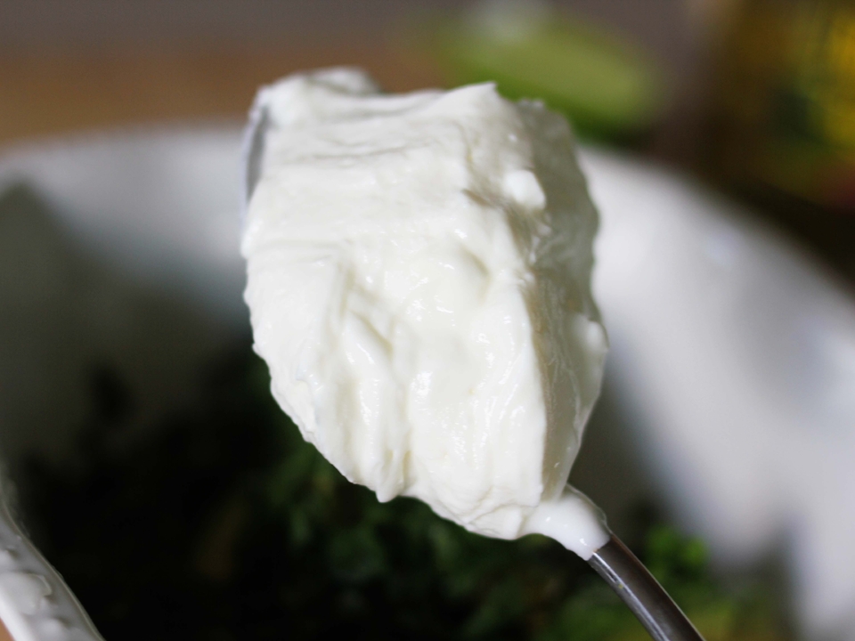 Греческий йогурт. Сквашенные сливки. Греческий йогурт как приготовить. Как делают греческий йогурт.