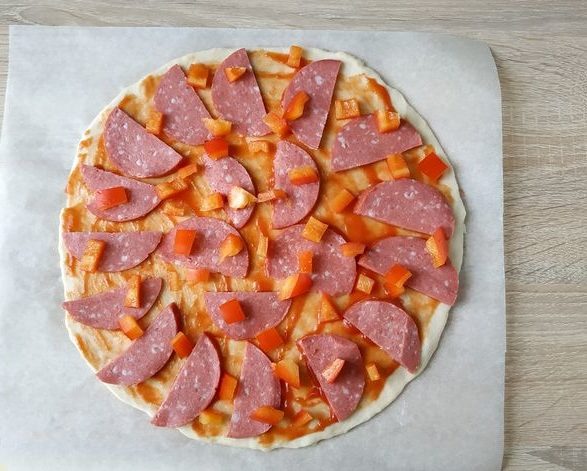 Дрожжевая пицца с колбасой помидорами 
