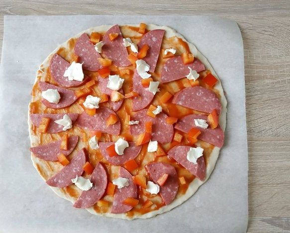 Дрожжевая пицца с колбасой помидорами 