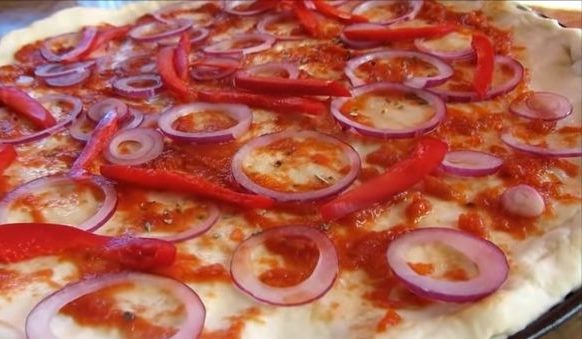 Быстрая пицца из бездрожжевого теста 