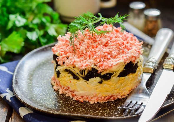 Слоёный салат с крабовыми палочками, черносливом и сыром