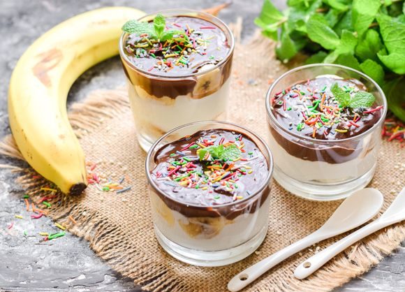Творожно-сметанный десерт с бананами и шоколадом