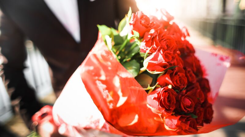 Почему женщины любят получать в подарок розы?