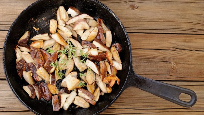 Как пожарить белые грибы на сковороде?