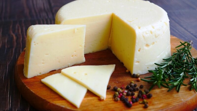 Семь простых шагов, чтобы приготовить сыр дома