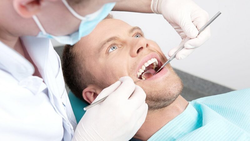 В каких случаях нужно обращаться к стоматологу-хирургу?
