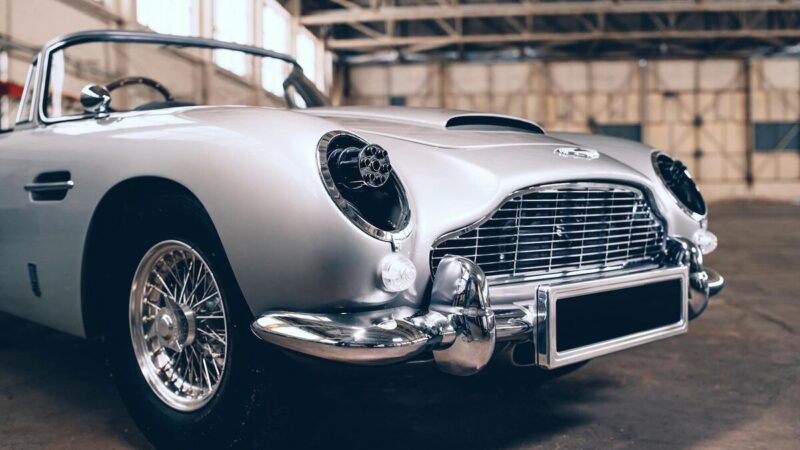 Как Aston Martin стал любимым автомобилем Джеймса Бонда